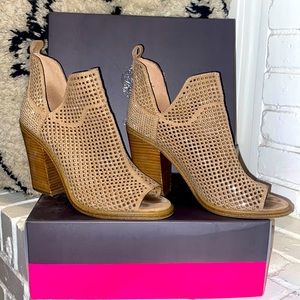 Vince Camuto size 8 tan studded mesh